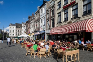 Niederlande, Maastricht: Hauptstadt der Provinz Limburg, Cafes auf dem Marktplatz in der Altstadt